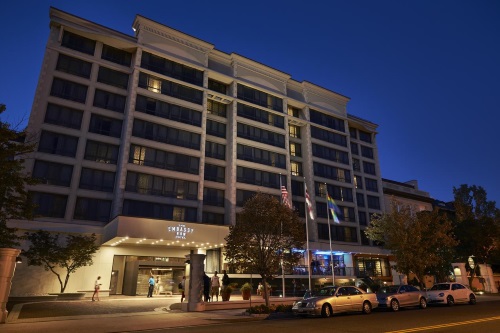 Embassy Row Hotel buitenkant avond